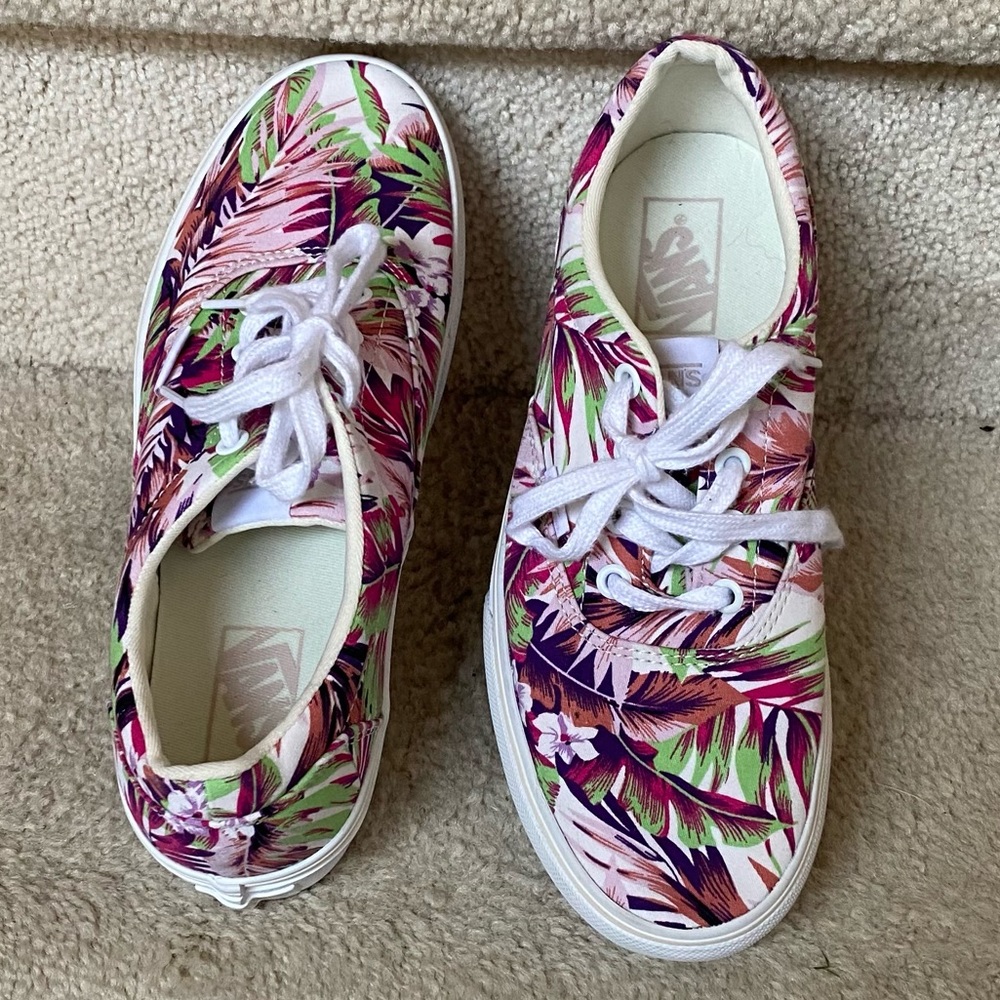 VANS NEW FLORAL/ WHITE LACE UP SNEAKERS/ WOMENS/ MULTI COLOR/8 1/2   NWOT/721356